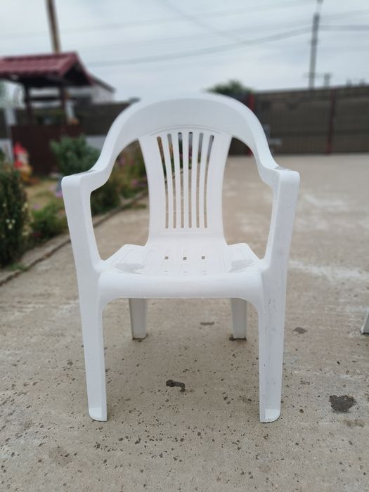 Vând scaun de gradina alb