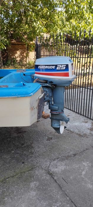 Лодка с мотор и колесар