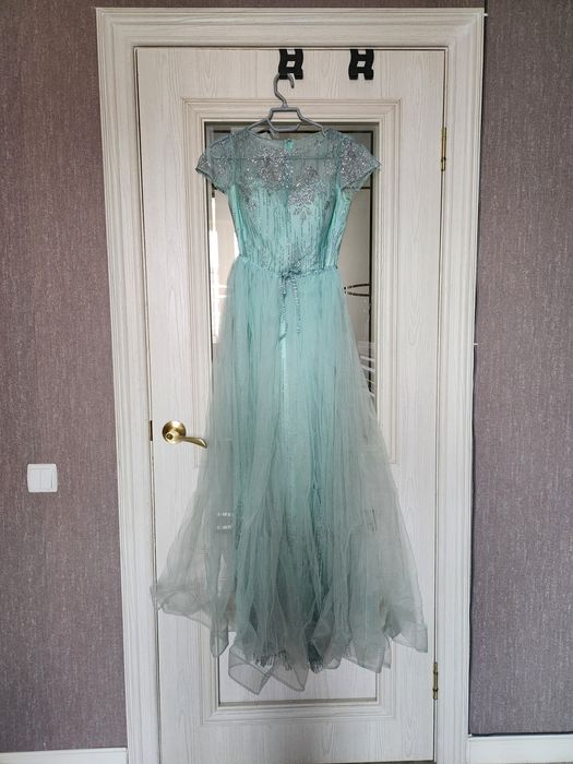 Продам вечерние платья