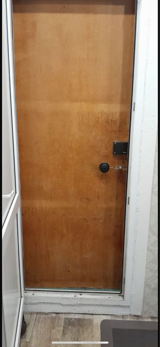 Продаю дверь входную