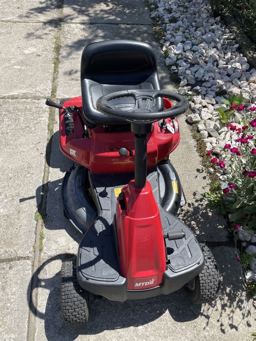 Tractoras masina de tuns gazonul