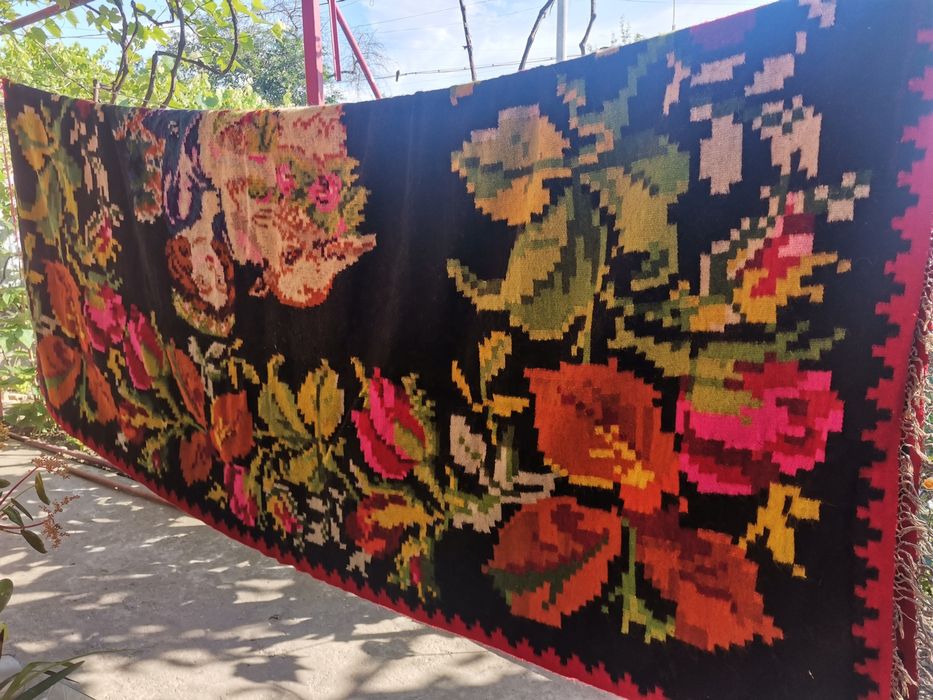 Vând covor de lână tradițional vechime 100 de ani "Fata cu mielul"