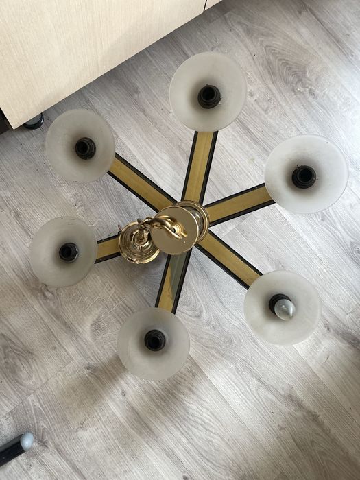 Продам люстру