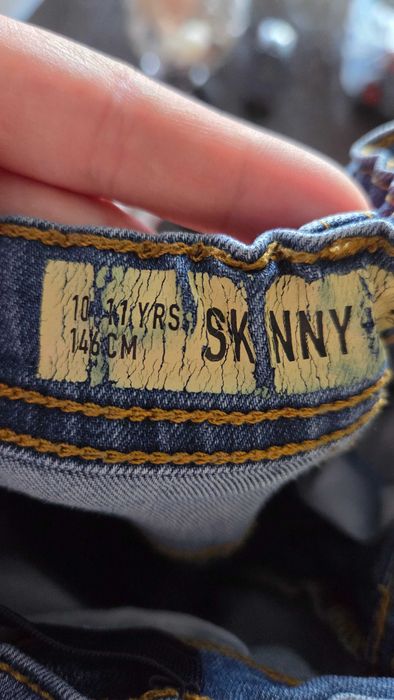 Продавам детски дънки р.140/146