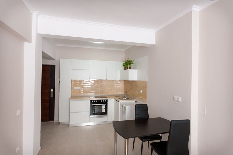 Inchiriez apartament 2 camere, bloc nou, complet mobilat utilat, etajul 2