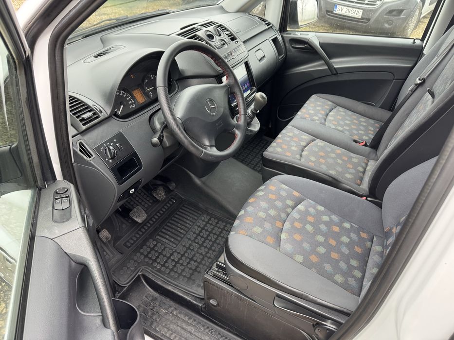 Mercedes Vito extralung 5 locuri + marfa / an 2011