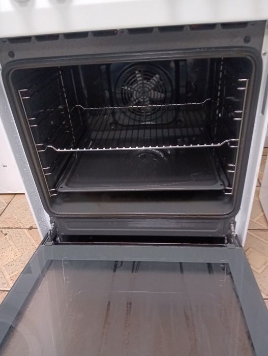 Тясна свободно стояща печка с керамичен плот Gram 2 години гаранция!