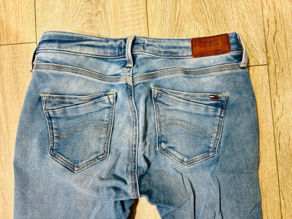 Vând blugi tommy hilfiger