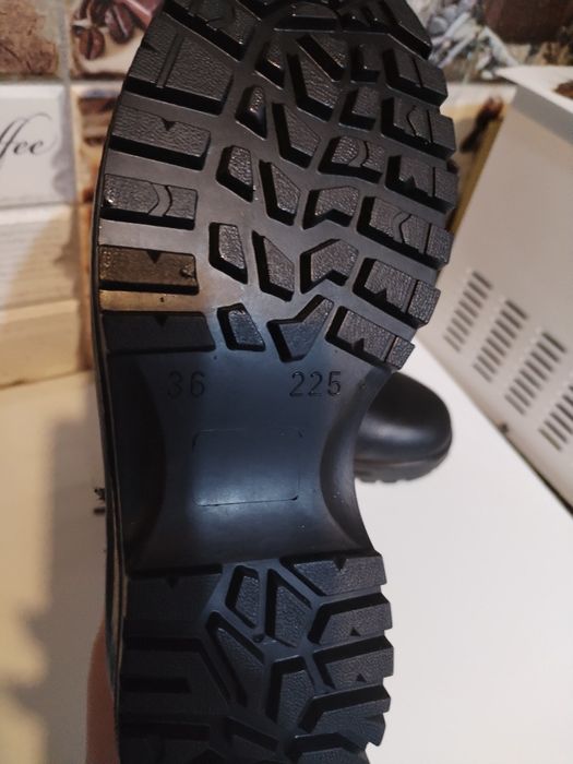 Продам зимние берцы 36р