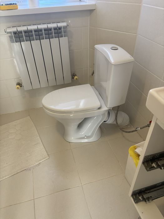 Продам белый унитаз