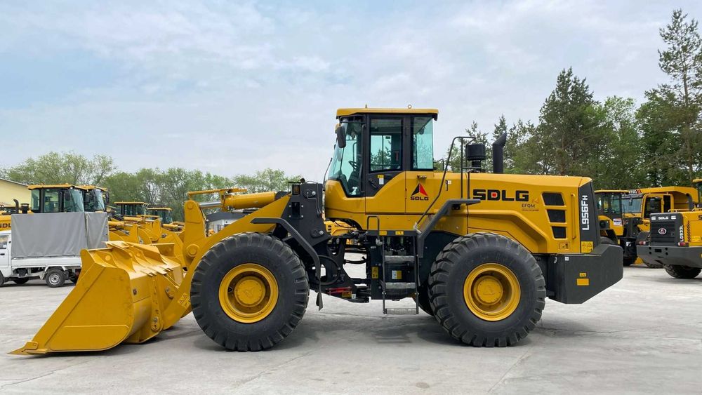 Фронтальный погрузчик с оператором