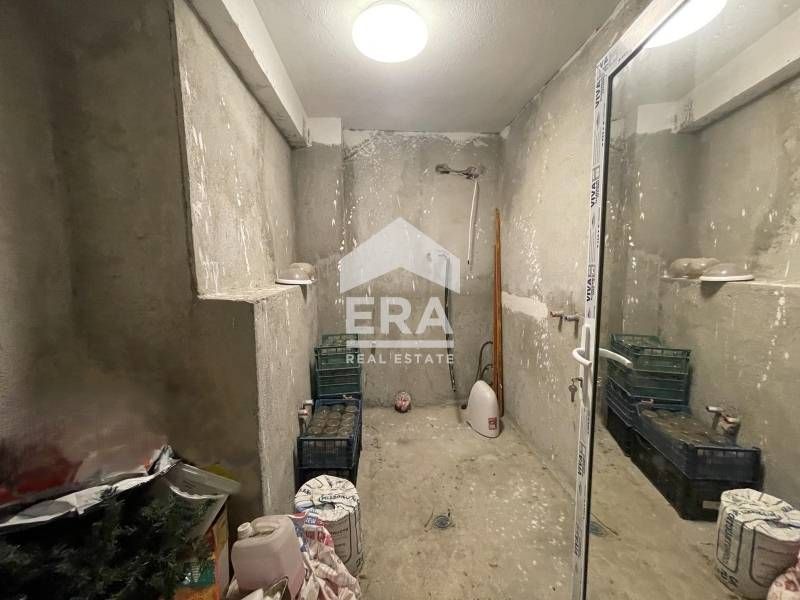 Ексклузивен първи етаж от двуетажна масивна къща за продажба, с двор,