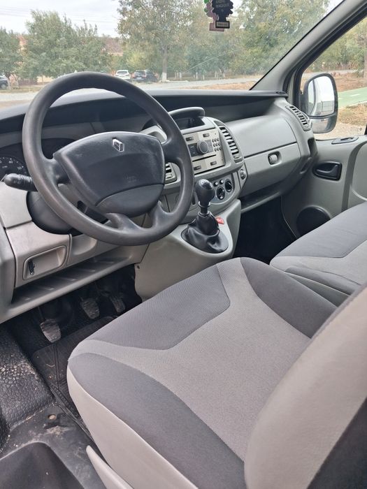 Vând Renault Trafic 2.0Diesel model lung 9locuri.