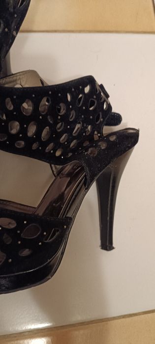 Елегантни дамски сандали на ток.