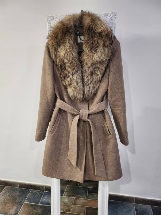 Палто от кашмир с яка от лисица