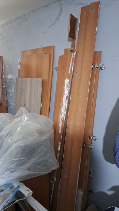 Коричневый настенный шкаф