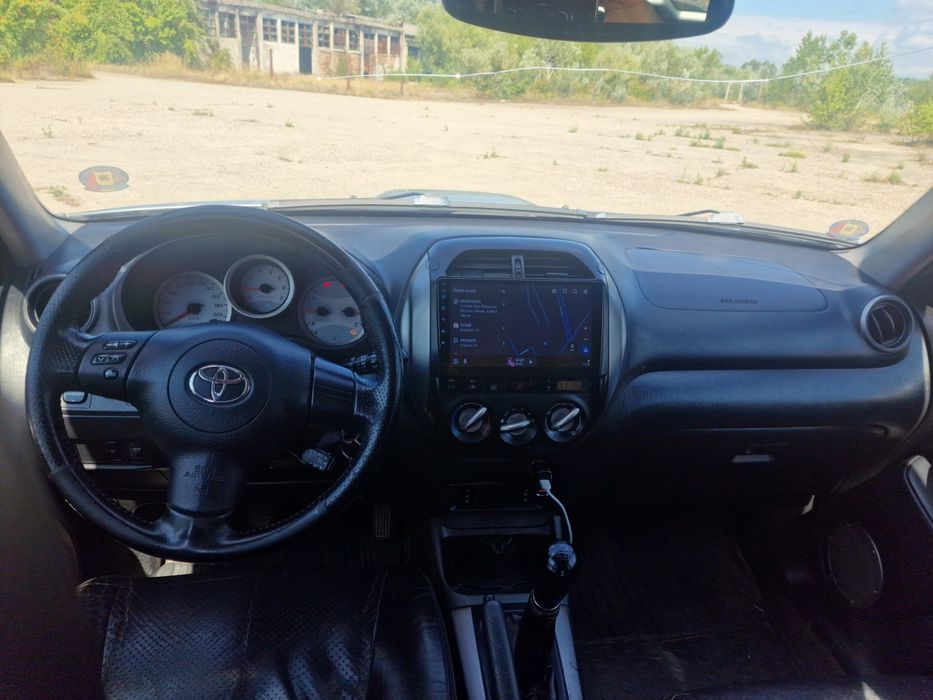Vând Toyota RAV4, an 2004, motor 2.0 D-4D diesel 116 CP, cutie manuală, tracțiune 4x4.