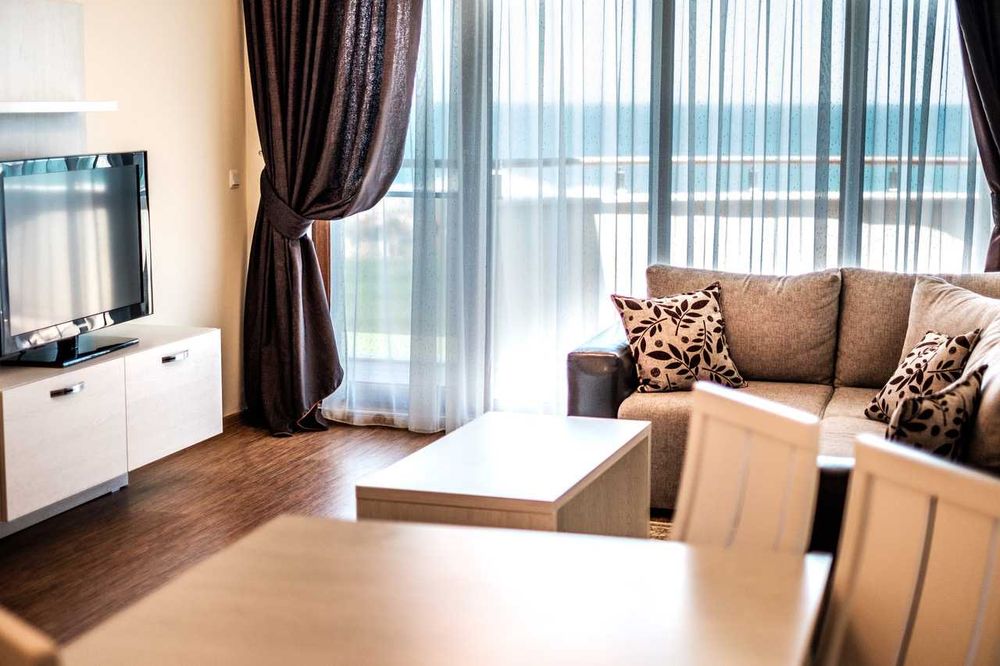 Чудесен Апартамент, първа линия море, от Алфа  Лонг Бийч