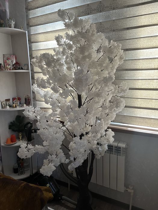 Искусственная сакура — красные и белые, стильный декор