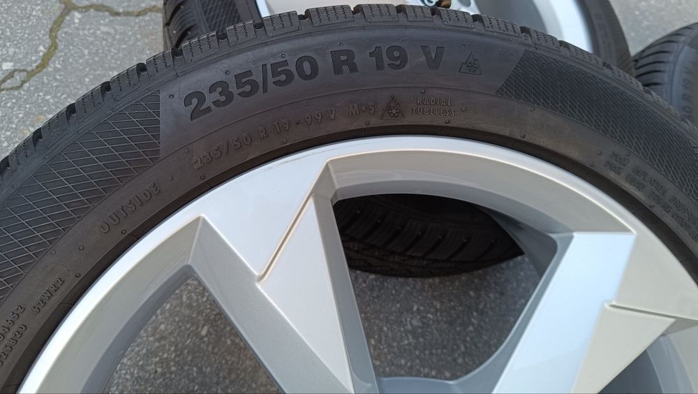 Оригинални джанти  с гуми зимни 19 цола за Audi Q3 Sq дот 2023г Нови!!
