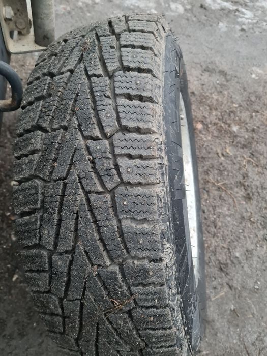 Продам комплект зимней резины 225 75 r16