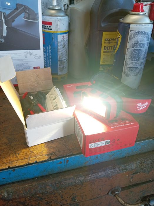 челник Milwaukee IR HL450, неупотребяван, в оригиналната опаковка.