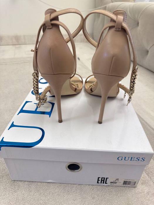Сандали на ток Guess