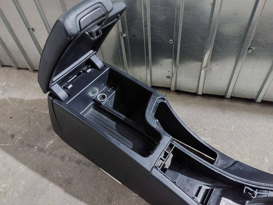 Cotiera consola centrala BMW E90 E91 E92 E93