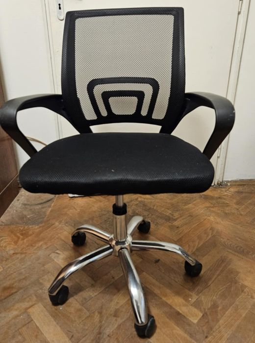 Въртящ се стол.Черен