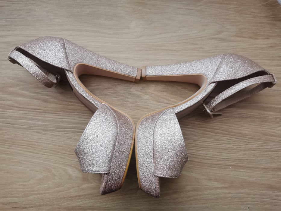 Sandale cu toc subțire și platforma 35