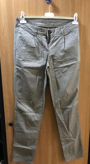 Pantaloni gri-khaki ca noi