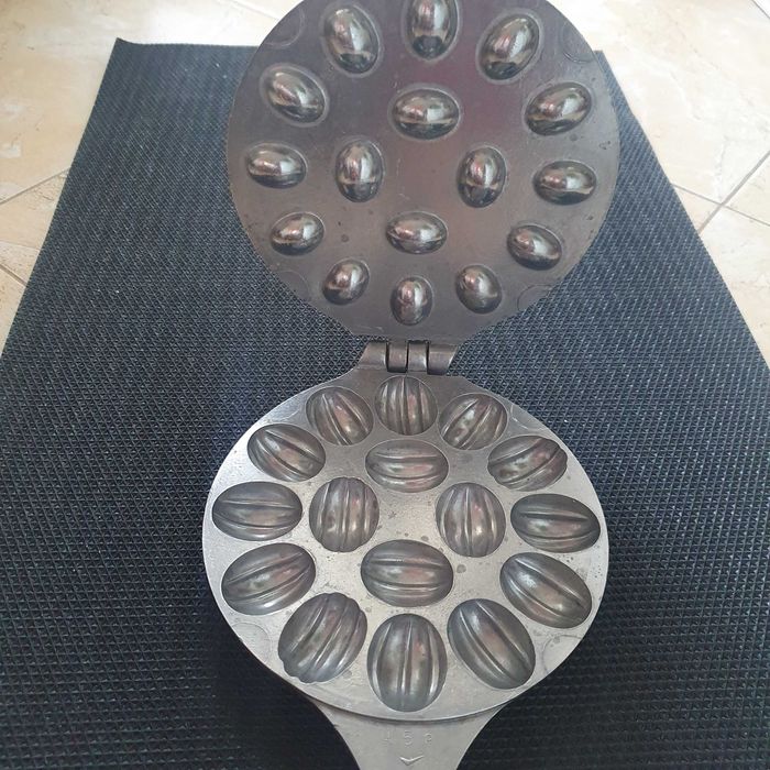 Преса  за  сладки "орехчета",алуминиева,за 16 броя сладки,цена 10 евро