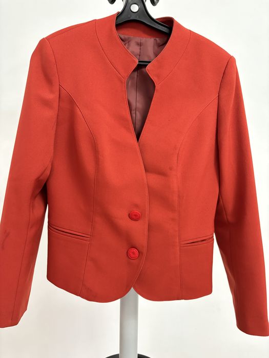 Продам костюм красного цвета