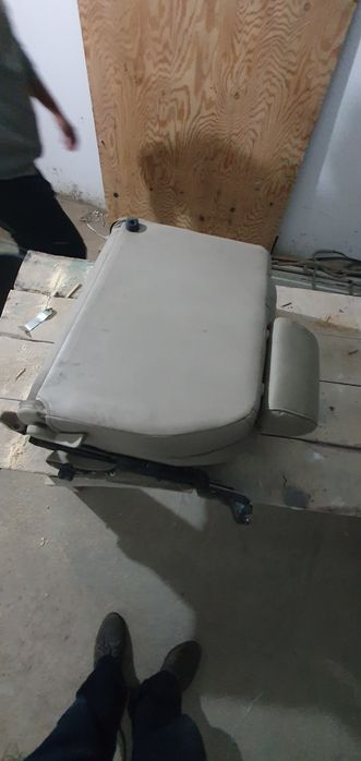 Продам 2 кресла кожанные