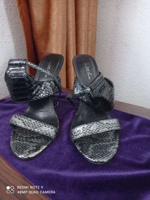 Сиви сандали с ток