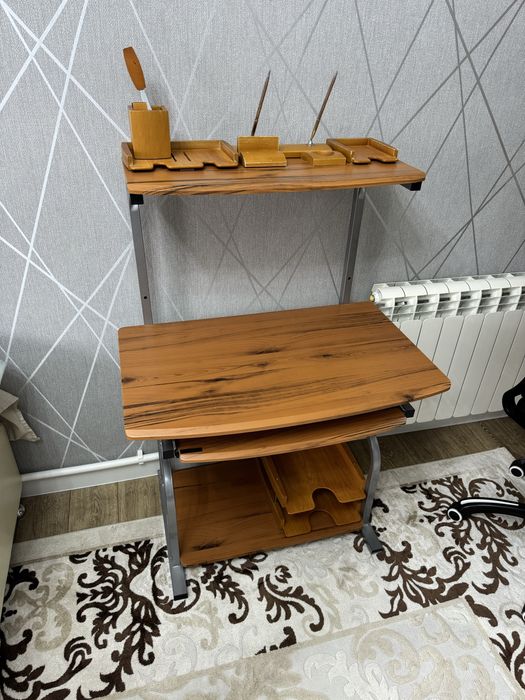 Продам компьютерный стол с креслом