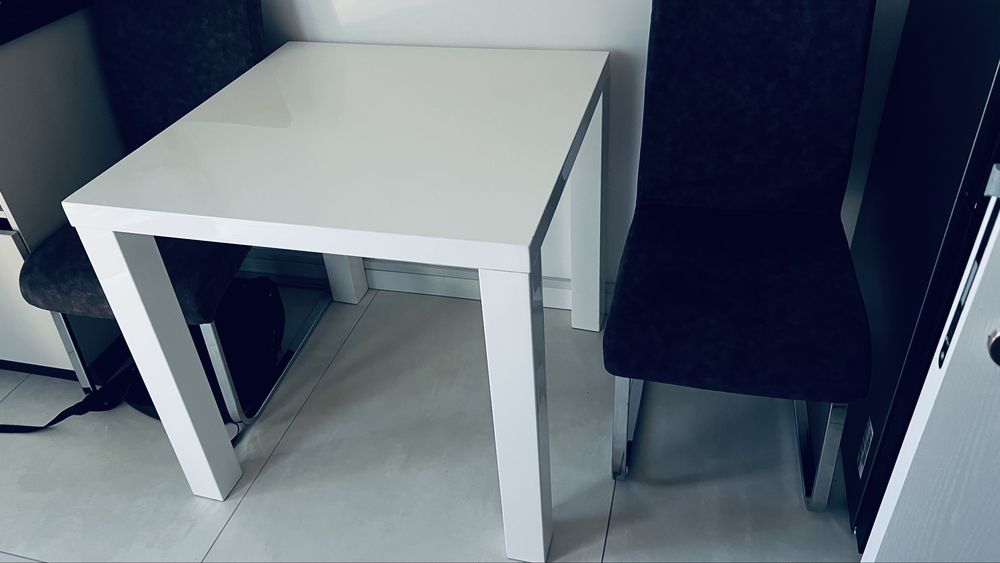 Masă + 4 scaune bucătărie