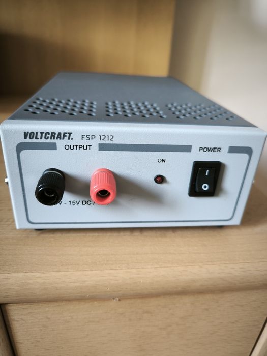 Стабилизиран токоизправител VOLTCRAFT FSP 1212 Настолен захранващ блок 11 - 15 V DC 12 A