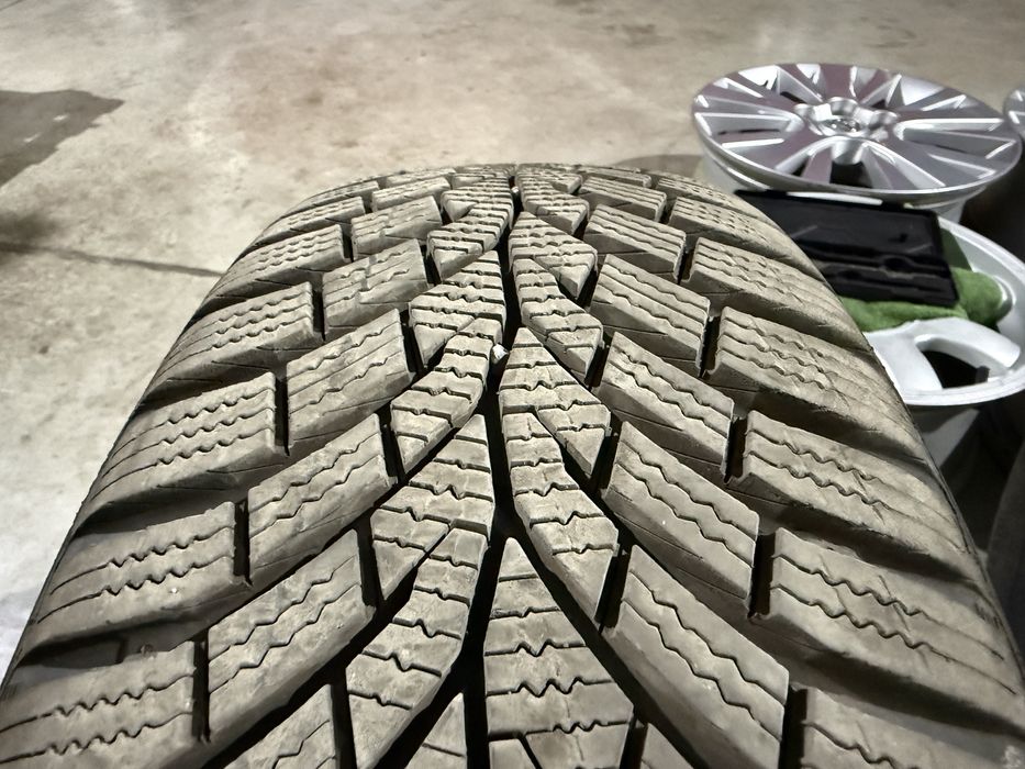 4бр. ОТЛИЧНИ Зимни Гуми 195/65R/15-CONTINENTAL-DOT:2225+4323*8.5м+6.8м