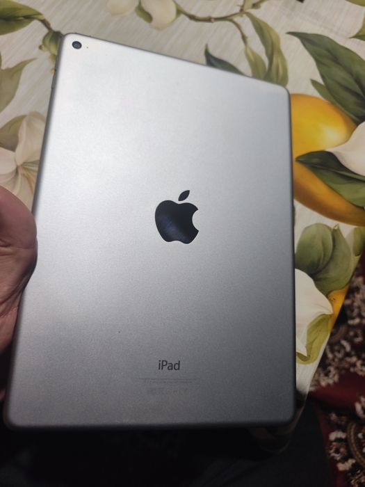 ipad Air 2 .  pamet 128. ios 15.8.7 .Yomkst 66