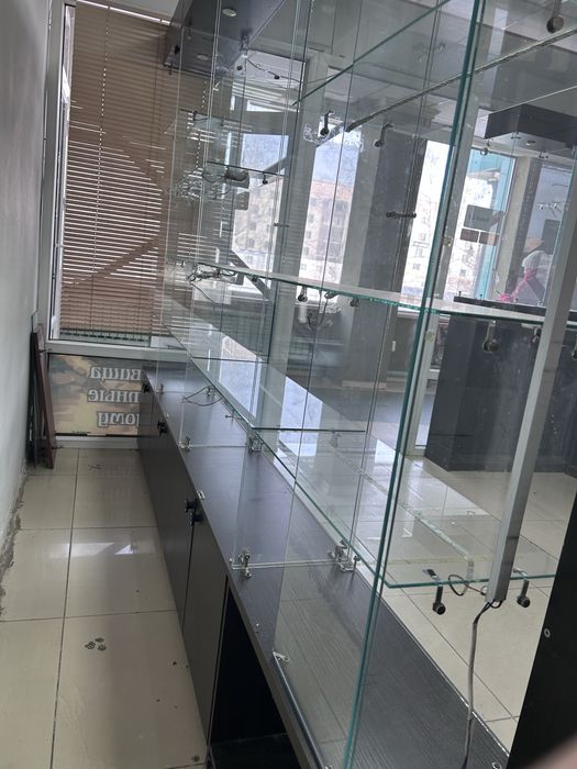 Шкафы со стеклянными полками