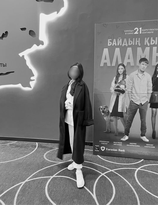 Черный пальто