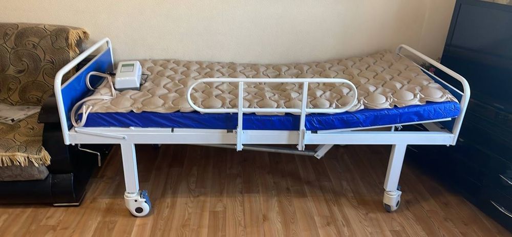 Мед. Кровать с противопролежневым матрасом