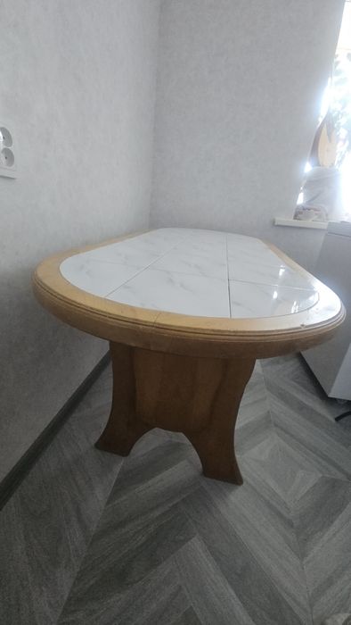 Продам стол кухонный