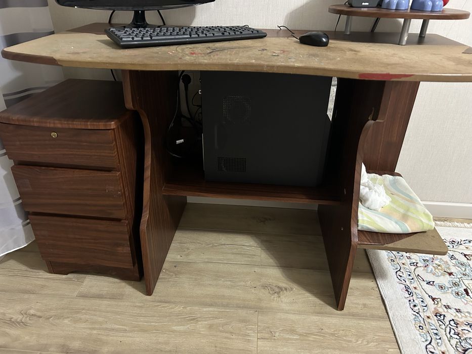 Продам компьютерный стол!
