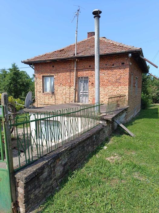 Къща под наем с двор, градина и постройки – с. Ковачица, 750 лв.