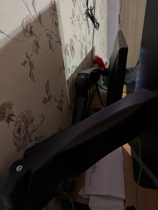 Vand 2 monitoare gaming cu suport perete