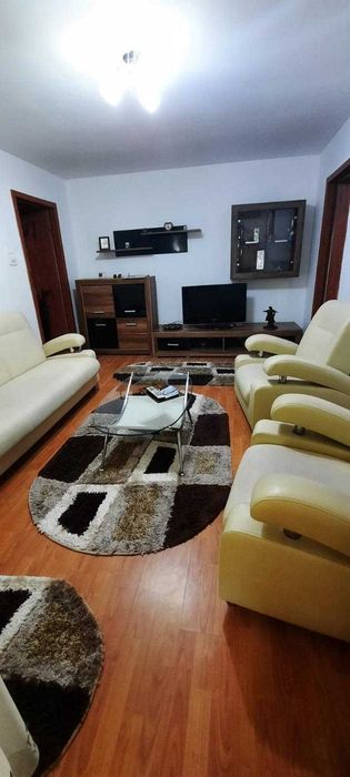 apartament 3 camere etaj 2