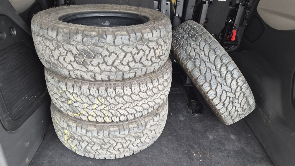 ПРОДАВАМ 4 бр. гуми General Grabber AT3 215/65 R16C (товарни)