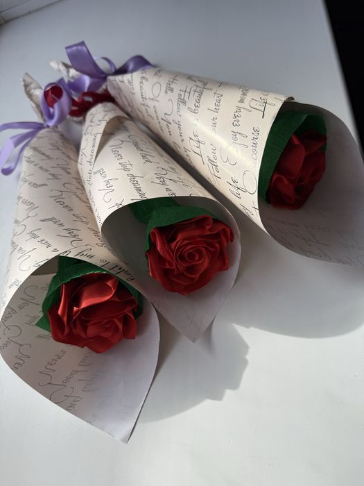 Розы из атласных лент